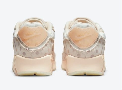 Les baskets Nike Air Max 90 Futura sont des pièces maîtresses de la mode.