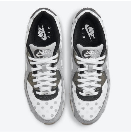 Les baskets Nike Air Max 90 Futura sont des pièces maîtresses de la mode.