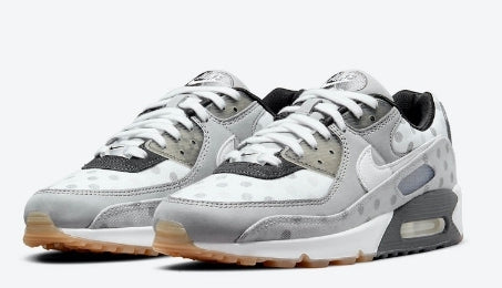 Les baskets Nike Air Max 90 Futura sont des pièces maîtresses de la mode.