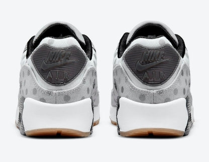 Les baskets Nike Air Max 90 Futura sont des pièces maîtresses de la mode.