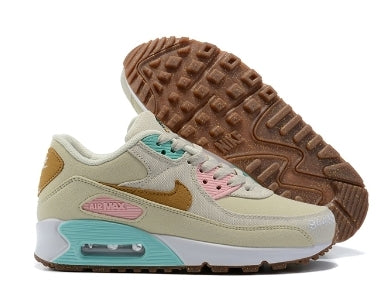Les baskets Nike Air Max 90 Futura sont des pièces maîtresses de la mode.