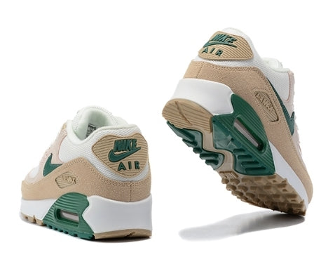 Les baskets Nike Air Max 90 Futura sont des pièces maîtresses de la mode.