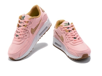 Les baskets Nike Air Max 90 Futura sont des pièces maîtresses de la mode.