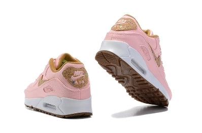 Les baskets Nike Air Max 90 Futura sont des pièces maîtresses de la mode.