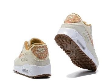 Les baskets Nike Air Max 90 Futura sont des pièces maîtresses de la mode.