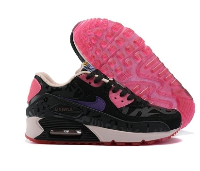Les baskets Nike Air Max 90 Futura sont des pièces maîtresses de la mode.