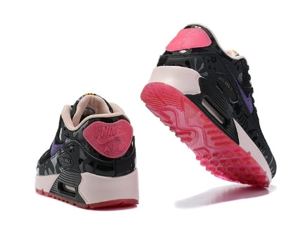 Les baskets Nike Air Max 90 Futura sont des pièces maîtresses de la mode.