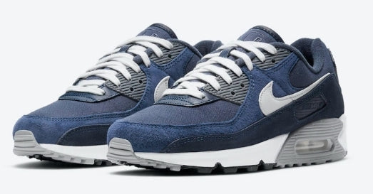 Les baskets Nike Air Max 90 Futura sont des pièces maîtresses de la mode.