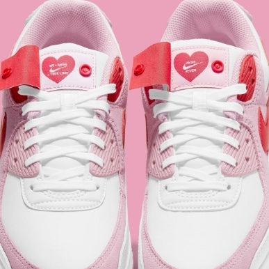 Les baskets Nike Air Max 90 Futura sont des pièces maîtresses de la mode.