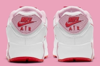 Les baskets Nike Air Max 90 Futura sont des pièces maîtresses de la mode.