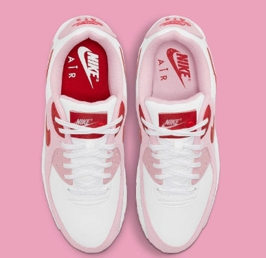 Les baskets Nike Air Max 90 Futura sont des pièces maîtresses de la mode.