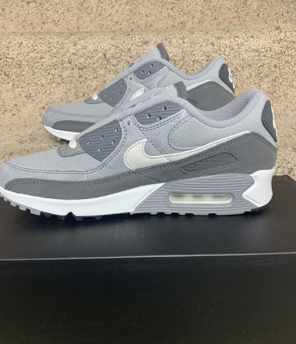 Les baskets Nike Air Max 90 Futura sont des pièces maîtresses de la mode.