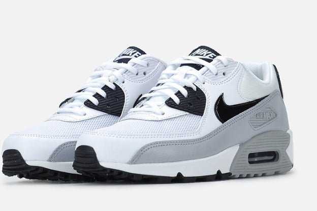 Les baskets Nike Air Max 90 Futura sont des pièces maîtresses de la mode.