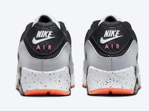 Les baskets Nike Air Max 90 Futura sont des pièces maîtresses de la mode.