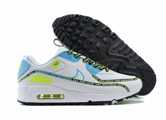 Les baskets Nike Air Max 90 Futura sont des pièces maîtresses de la mode.