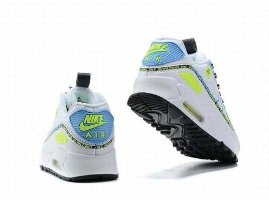 Les baskets Nike Air Max 90 Futura sont des pièces maîtresses de la mode.