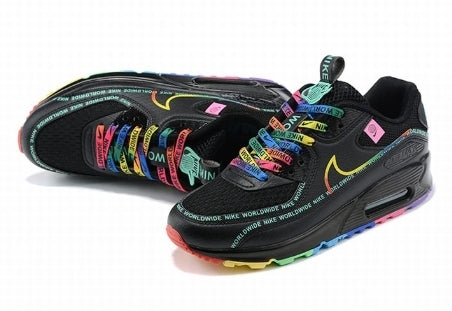 Les baskets Nike Air Max 90 Futura sont des pièces maîtresses de la mode.