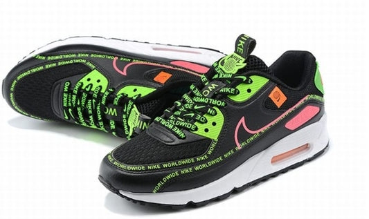 Les baskets Nike Air Max 90 Futura sont des pièces maîtresses de la mode.