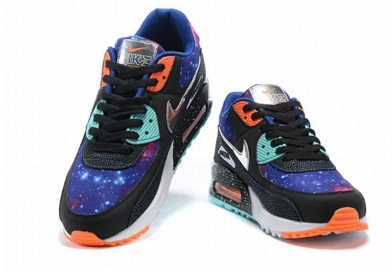 Les baskets Nike Air Max 90 Futura sont des pièces maîtresses de la mode.