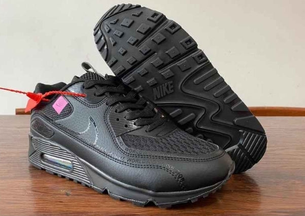 Les baskets Nike Air Max 90 Futura sont des pièces maîtresses de la mode.