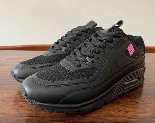Les baskets Nike Air Max 90 Futura sont des pièces maîtresses de la mode.