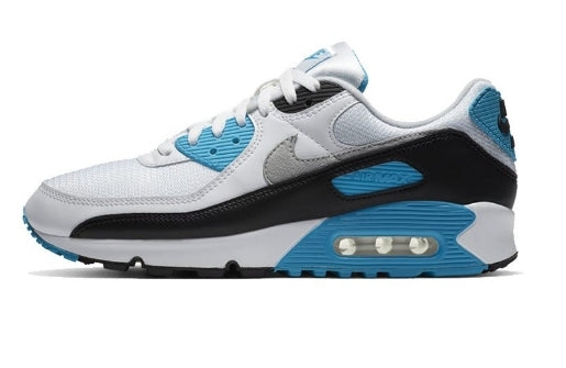 Les baskets Nike Air Max 90 Futura sont des pièces maîtresses de la mode.