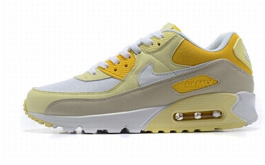 Les baskets Nike Air Max 90 Futura sont des pièces maîtresses de la mode.