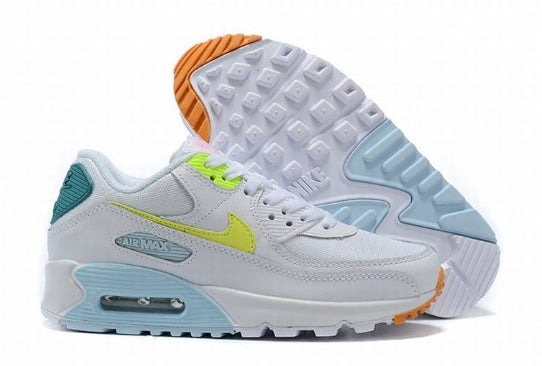 Les baskets Nike Air Max 90 Futura sont des pièces maîtresses de la mode.