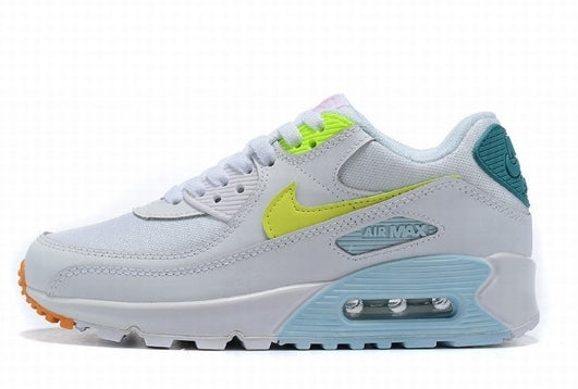 Les baskets Nike Air Max 90 Futura sont des pièces maîtresses de la mode.