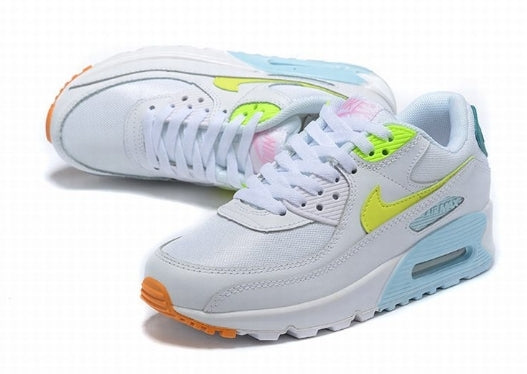 Les baskets Nike Air Max 90 Futura sont des pièces maîtresses de la mode.