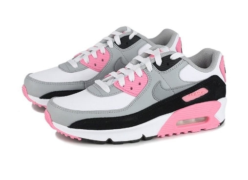 Les baskets Nike Air Max 90 Futura sont des pièces maîtresses de la mode.