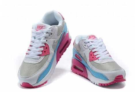 Les baskets Nike Air Max 90 Futura sont des pièces maîtresses de la mode.