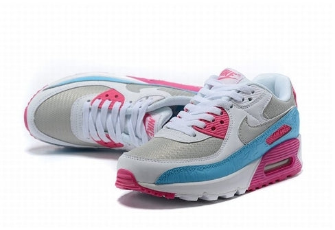 Les baskets Nike Air Max 90 Futura sont des pièces maîtresses de la mode.