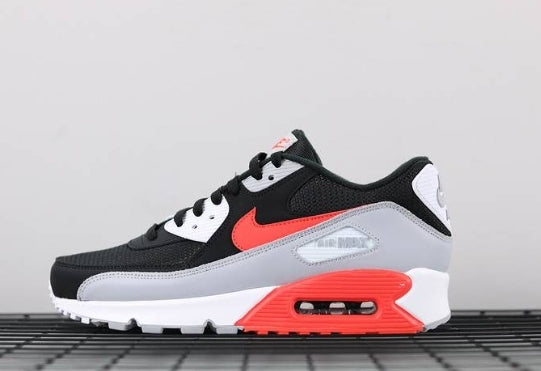 Les baskets Nike Air Max 90 Futura sont des pièces maîtresses de la mode.