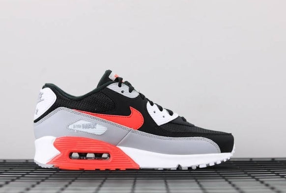 Les baskets Nike Air Max 90 Futura sont des pièces maîtresses de la mode.