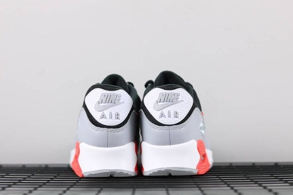 Les baskets Nike Air Max 90 Futura sont des pièces maîtresses de la mode.