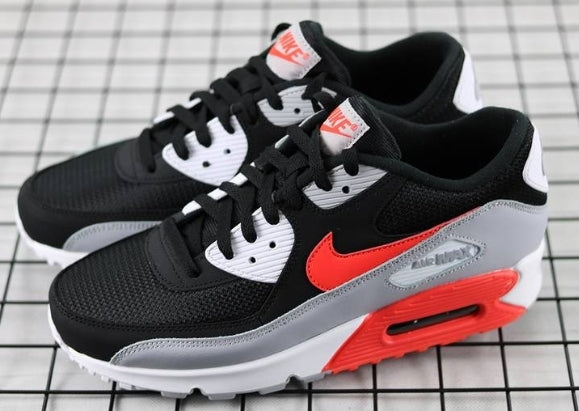 Les baskets Nike Air Max 90 Futura sont des pièces maîtresses de la mode.