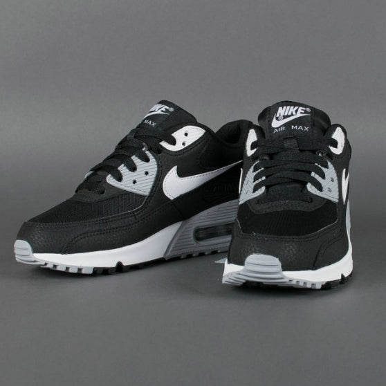 Les baskets Nike Air Max 90 Futura sont des pièces maîtresses de la mode.