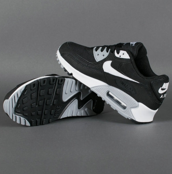 Les baskets Nike Air Max 90 Futura sont des pièces maîtresses de la mode.