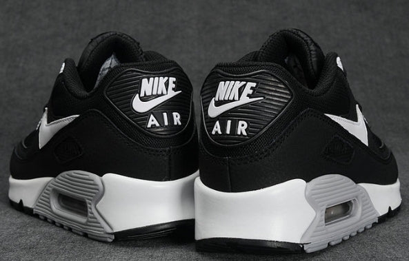 Les baskets Nike Air Max 90 Futura sont des pièces maîtresses de la mode.