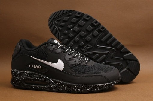 Les baskets Nike Air Max 90 Futura sont des pièces maîtresses de la mode.