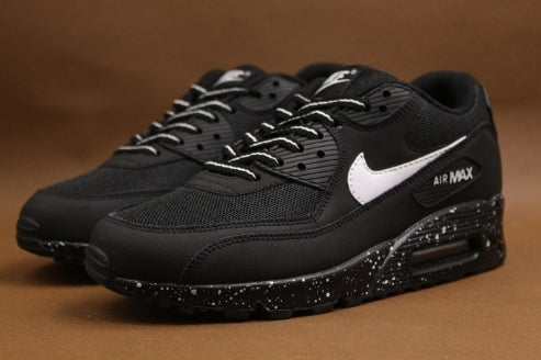 Les baskets Nike Air Max 90 Futura sont des pièces maîtresses de la mode.