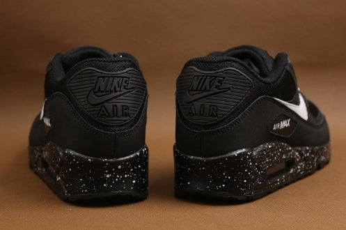 Les baskets Nike Air Max 90 Futura sont des pièces maîtresses de la mode.