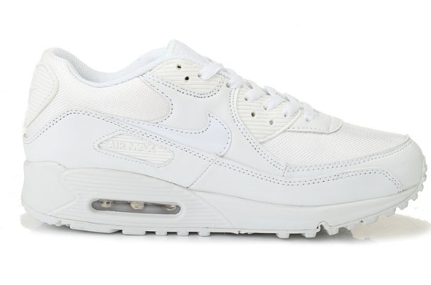 Les baskets Nike Air Max 90 Futura sont des pièces maîtresses de la mode.