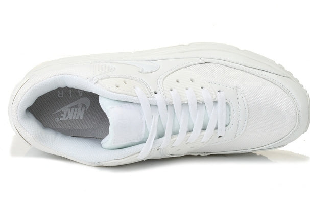 Les baskets Nike Air Max 90 Futura sont des pièces maîtresses de la mode.