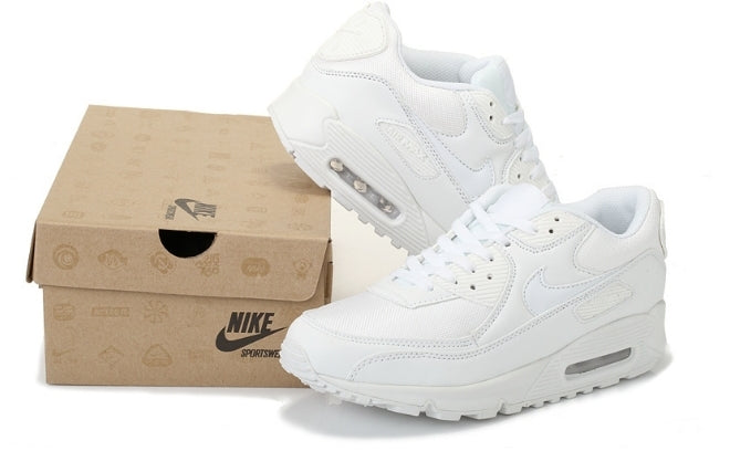 Les baskets Nike Air Max 90 Futura sont des pièces maîtresses de la mode.