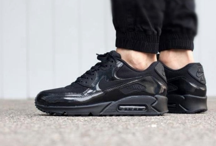 Les baskets Nike Air Max 90 Futura sont des pièces maîtresses de la mode.