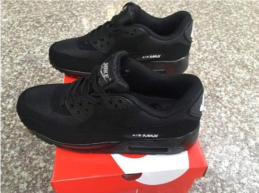 Les baskets Nike Air Max 90 Futura sont des pièces maîtresses de la mode.