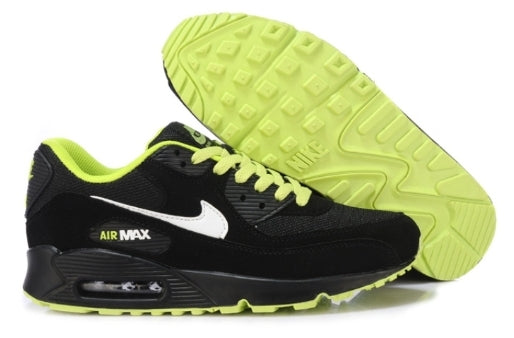 Les baskets Nike Air Max 90 Futura sont des pièces maîtresses de la mode.