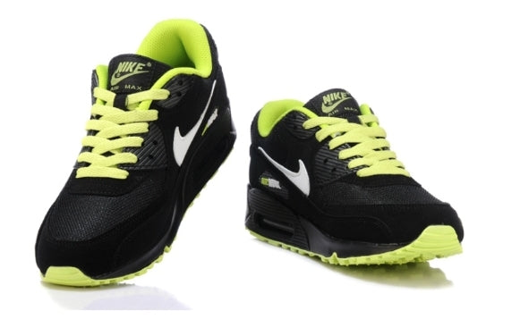 Les baskets Nike Air Max 90 Futura sont des pièces maîtresses de la mode.